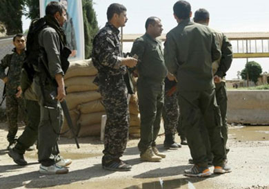 جوان ابراهيم، قائد جهاز الاسايش الكردي، يتفقد موقع الهجوم